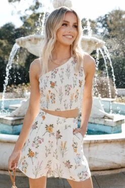 August Tailored Shorts - Beige Floral